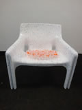 La sedia ancora calda sedia di Vico Magistretti collage plastiche spilli su rete metallica cm 72x65x67 1, 2010